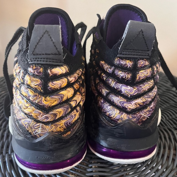 Nike LeBron 17 XVII GS Kids Sneaker LA Lakers Black Purple Knitposite - Picture 6 of 9